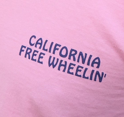 BUDDY 別注 PEANUTS スヌーピーTシャツ（CALIFORNIA FREE WHEELIN’）PINK