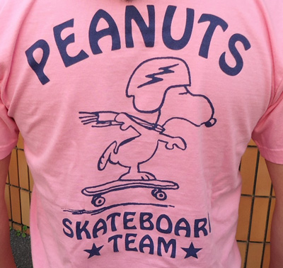 BUDDY 別注 PEANUTS スヌーピーTシャツ（CALIFORNIA FREE WHEELIN’）PINK